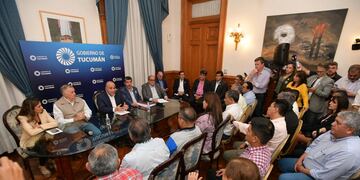 El gobierno anunció un bono de $20 mil para estatales y el adelantamiento del aumento de julio