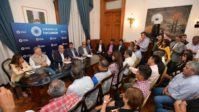 El gobierno anunció un bono de $20 mil para estatales y el adelantamiento del aumento de julio