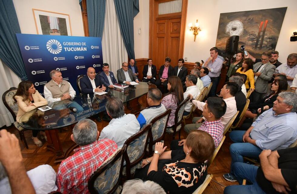 El gobierno anunció un bono de $20 mil para estatales y el adelantamiento del aumento de julio