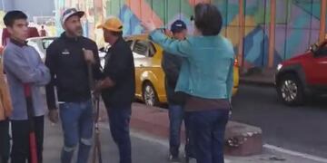 La mujer se bajó a pedirles a los piqueteros que dejen pasar los autos, pero no tuvo suerte.
