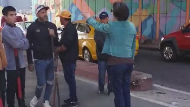 La mujer se bajó a pedirles a los piqueteros que dejen pasar los autos, pero no tuvo suerte.
