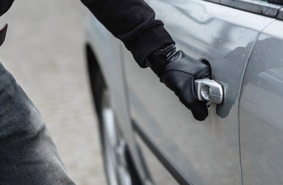 Insólito episodio en Rafaela: la heroica acción de una vecina al ver que dos menores de edad intentaban robar un auto