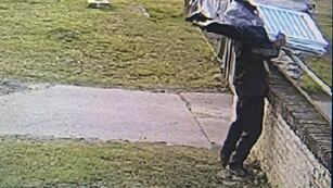 Robó unos postigos y terminó preso.