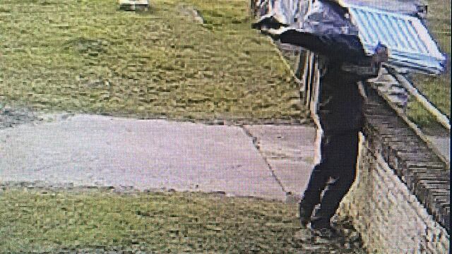 Robó unos postigos y terminó preso.