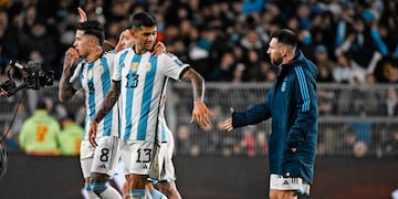 Cuti Romero junto a Lionel Messi tras el partido (AFA)