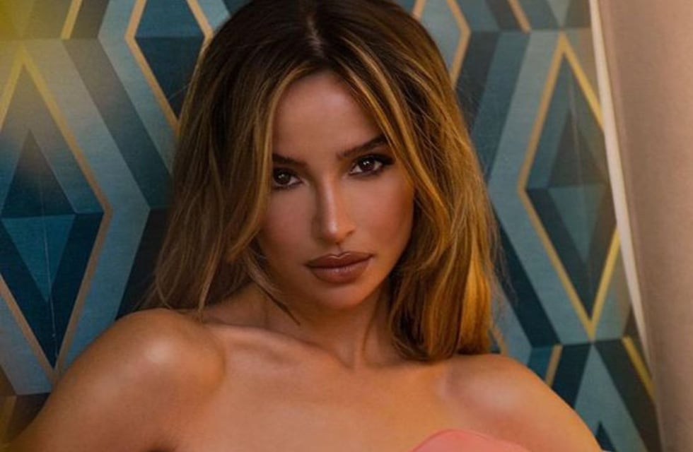 Brenda Asnicar subió la temperatura al posar desde la playa en microbikini