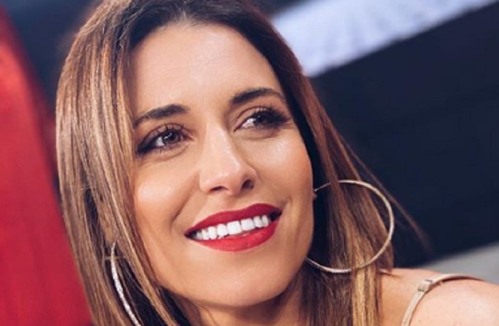 Mariana Brey se sumó a la tendencia de los brillos y dio cátedra de estilo con un vestido plateado