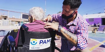En abril un grupo de barberos mendocinos tuvieron la idea de llevar cortes de pelos sin costo a los distintos barrios de Mendoza. Este domingo cumplirán la sexta salida desde el comienzo, y disfrutan de ver la alegría con que se va la gente. Foto: Gentileza.
