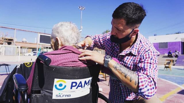 En abril un grupo de barberos mendocinos tuvieron la idea de llevar cortes de pelos sin costo a los distintos barrios de Mendoza. Este domingo cumplirán la sexta salida desde el comienzo, y disfrutan de ver la alegría con que se va la gente. Foto: Gentileza.