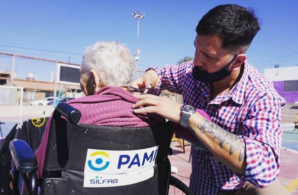 Barberos solidarios, la movida que contagia alegría y buena energía por la provincia cumple medio año