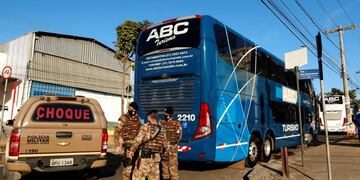 El micro de Boca en la comisaría. (Foto: Web)