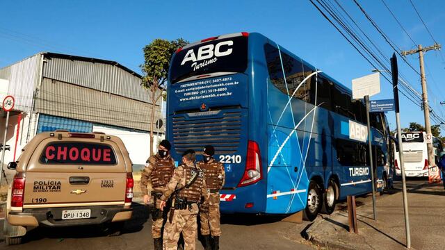 El micro de Boca en la comisaría. (Foto: Web)