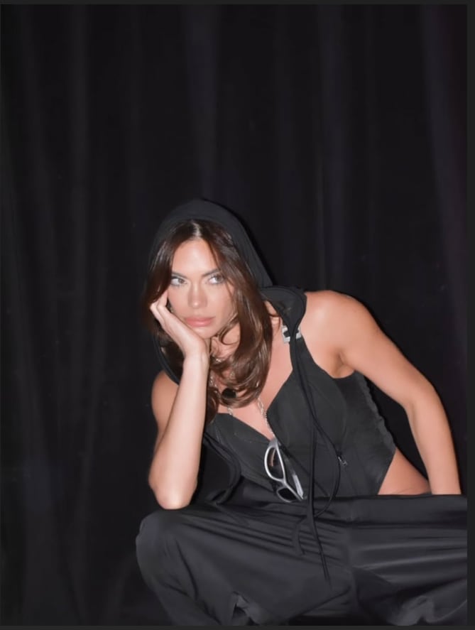 Pantalón de cuero y espalda al descubierto: Emilia Attias posó con un look total black y encendió la noche primaveral