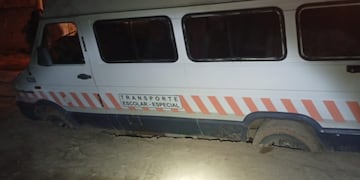Los transportes escolares terminados con graves daños en barrio Liceo 3ª Sección.