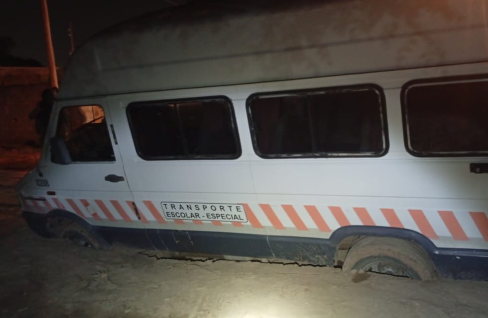 Socavones en Córdoba “se comieron” dos transportes escolares: hay un herido