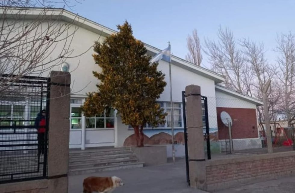 Chubut: su hijo lloraba en la escuela, lo golpeó y denunció a las docentes porque no dejaron que saque al menor