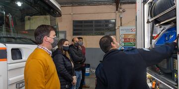 Soldini entrega un aporte económico a los Bomberos Voluntarios de Pérez (Facebook Comuna de Soldini)