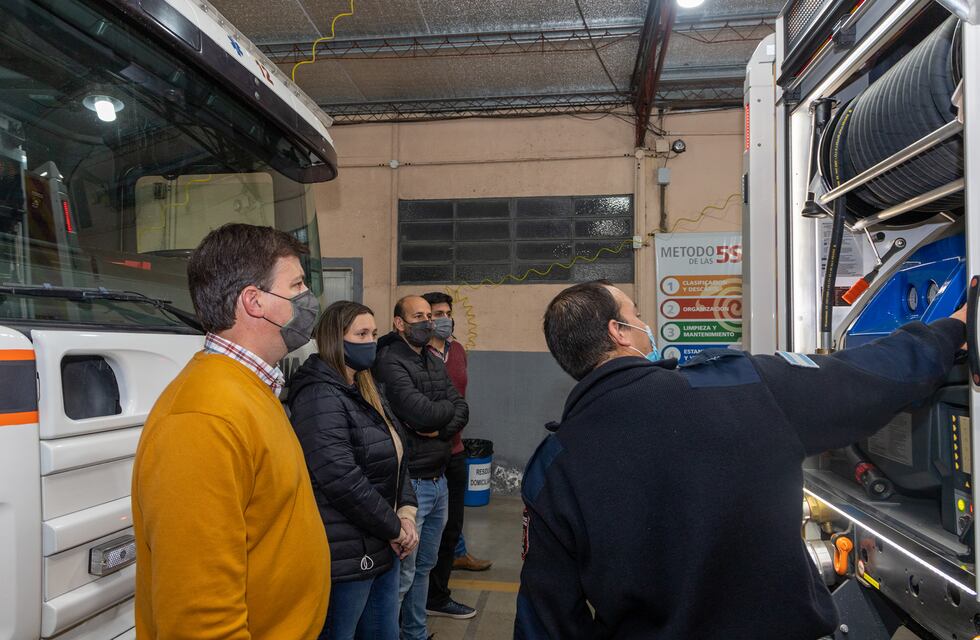 Soldini entrega un aporte económico a los Bomberos Voluntarios de Pérez