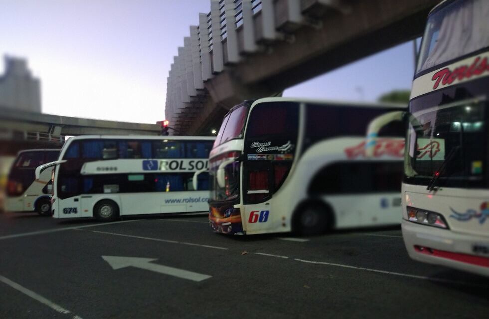 Choferes de micros de larga distancia cortan la 9 de Julio y reclaman por la vuelta al trabajo