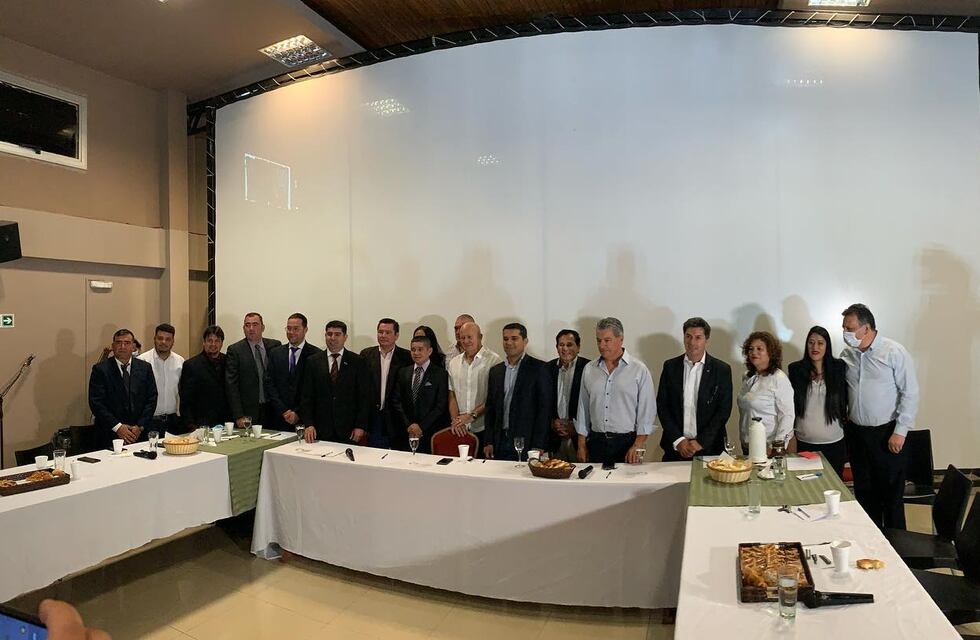 Reunión entre autoridades paraguayas y misionera para tratar la situación del cruce fluvial entre Iguazú y Presidente Franco