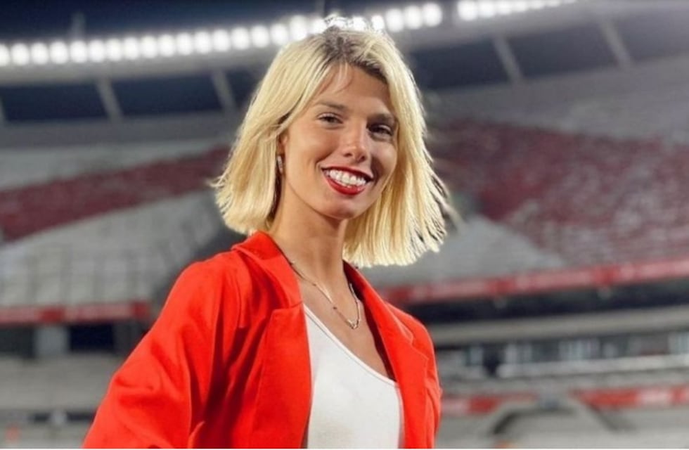 Desde el Monumental, Sara Sklate, la periodista de River, enamoró con un look total white con mucho escote