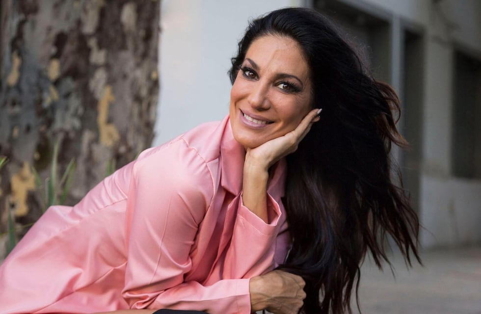 Silvina Escudero le deseó buenos días a sus seguidores en una microbikini rosa y en la orilla de la pileta