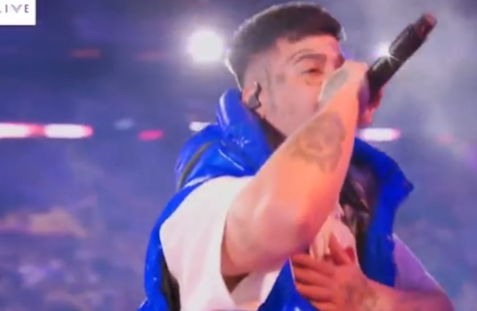 Cuánto cuesta el chaleco Moncler que Duki le regaló a uno de sus fans en pleno show