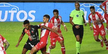 El local hizo mejor las cosas en el primer tiempo, pero no pudo sostener la ventaja inicial. (José Almeida)