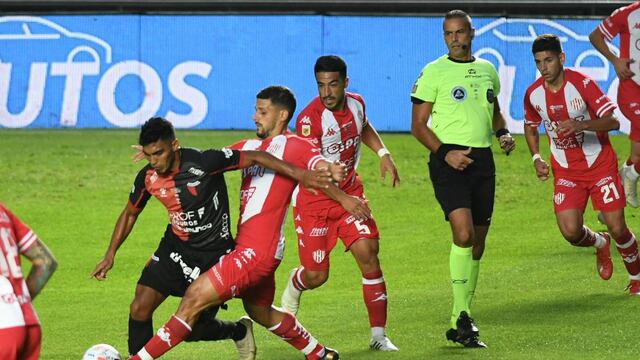 El local hizo mejor las cosas en el primer tiempo, pero no pudo sostener la ventaja inicial. (José Almeida)