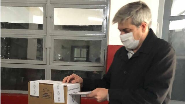Agustín Fernández emitió su voto.