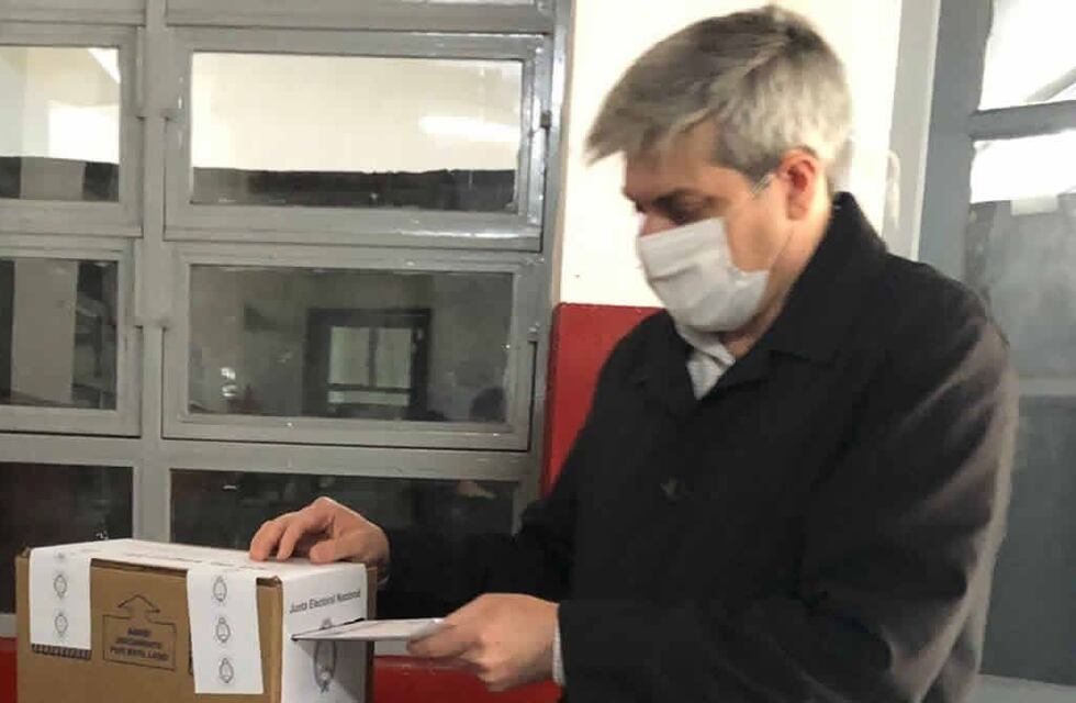 El candidato a diputado nacional del Frente de Todos Agustín Fernández emitió su voto