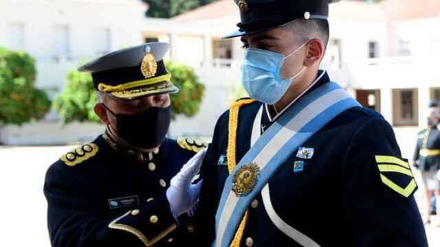 Santiago Busso de Arroyito abanderado del Liceo Militar