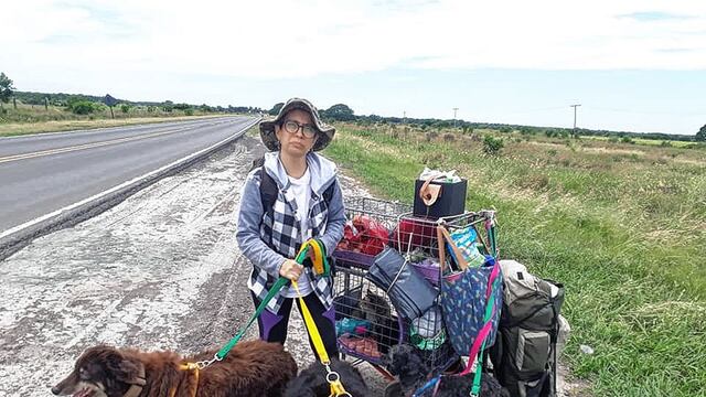 Una pareja de Chaco consiguió trabajo en el Sur y para no abandonar a sus mascotas hicieron dedo.