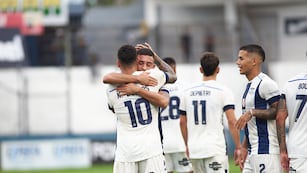 Todos los fueron a abrazar. Nahuel Bustos volvió a convertir y ganó Talleres  (prensa Talleres).