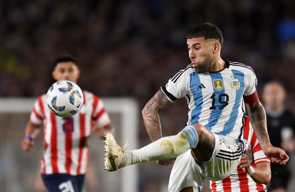 Nicolás Otamendi, con cinta de capitán en el primer tiempo y gol tempranero