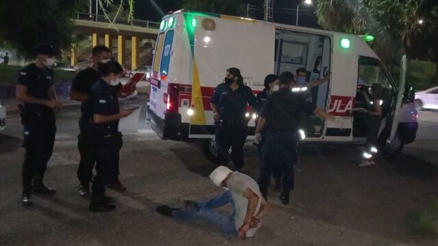 Uno de los delincuentes quedó tendido en el piso, donde fue detenido y a su vez atendido por los médicos.