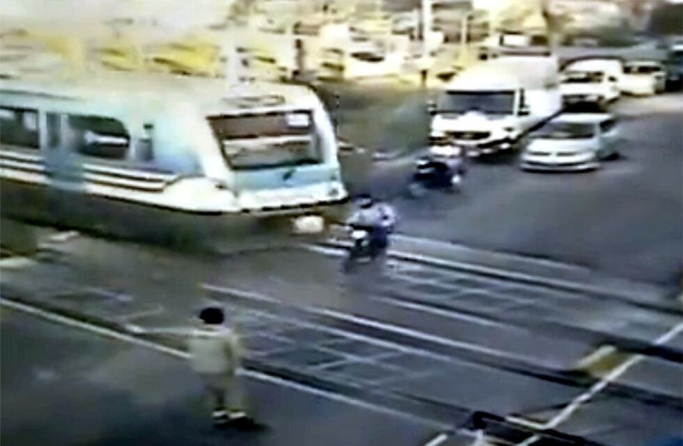 Accidente fatal en Haedo: el tren Sarmiento arrolló una moto y su conductor murió en el acto