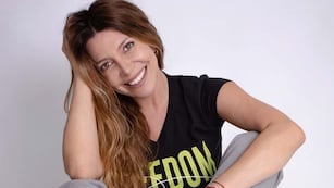 Mónica Ayos compartió un video en microbikini en la playa y causó furor