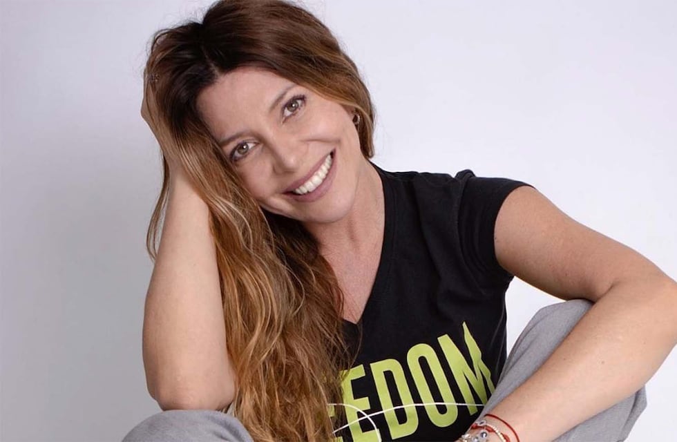 Mónica Ayos compartió un video en microbikini en la playa y causó furor