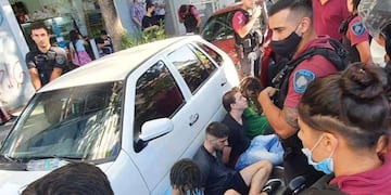 El momento de la detención de los seis jóvenes implicados en el abuso sexual a la chica de 20 años. Foto: Los Andes.