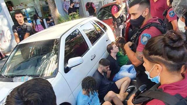 El momento de la detención de los seis jóvenes implicados en el abuso sexual a la chica de 20 años. Foto: Los Andes.