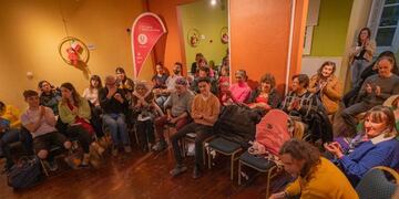 Ushuaia: el Municipio y la Biblioteca Sarmiento realizaron un Café Literario por el “Día de la Poesía Fueguina”