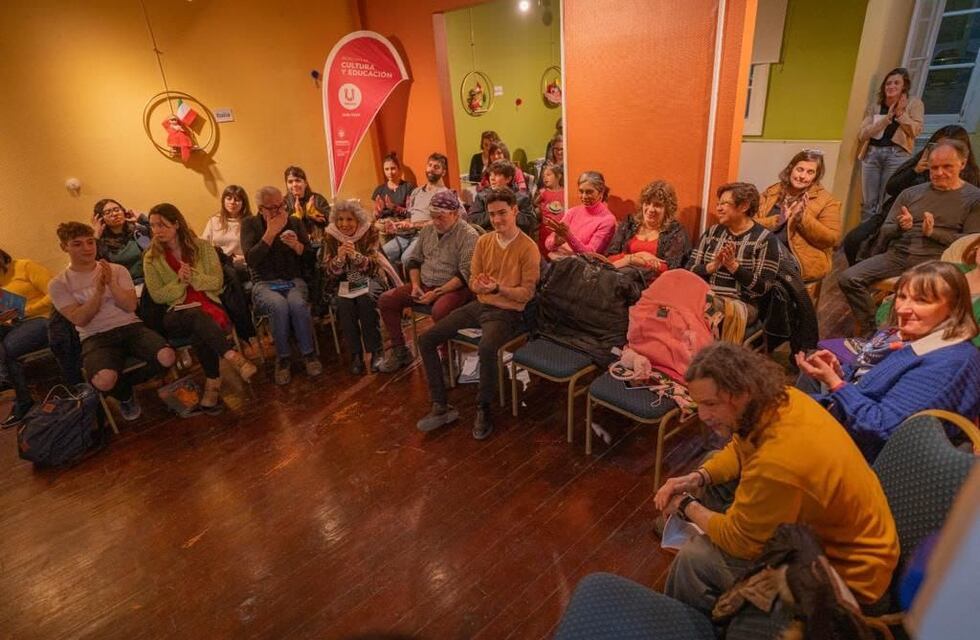 Ushuaia: el Municipio y la Biblioteca Sarmiento realizaron un Café Literario por el “Día de la Poesía Fueguina”