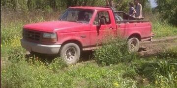 La pick up es marca Ford-100 color rojo con patente: BCZ 247.