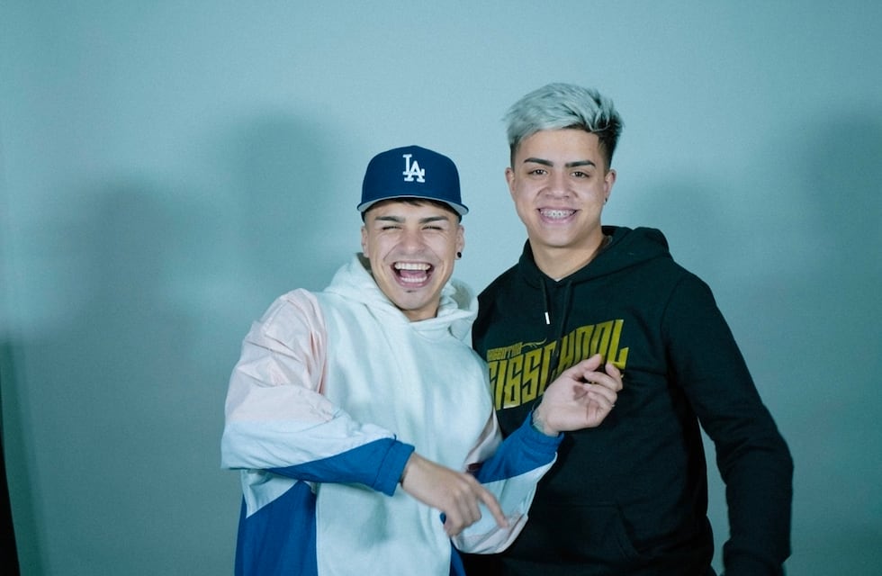 La T y la M filmó un videoclip en Plaza Constitución y brindó un show para los usuarios del tren