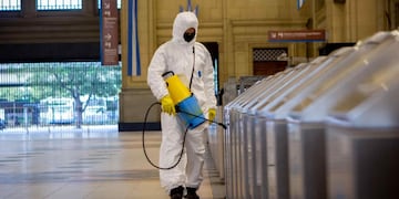 Coronavirus en Argentina: desinfección de los molinetes de Constitución (AP)