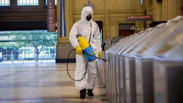 Coronavirus en Argentina: desinfección de los molinetes de Constitución (AP)
