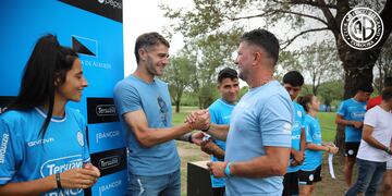 Todos los capitanes, entre ellos Mariana Sánchez y Pablo Vegetti, recibieron la nueva cinta en manos de Luifa Artime.