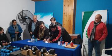 Entregaron 35 medidores de agua para vecinos de Atuel Norte en San Rafael.
