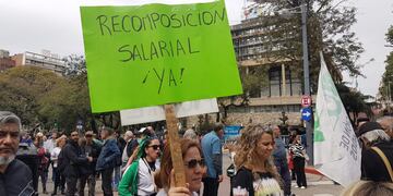 Suoem reclama en diversos puntos de la ciudad por un incremento salarial.
